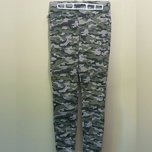 Women’s Rock & Republic camouflage stretch jeans size 8
